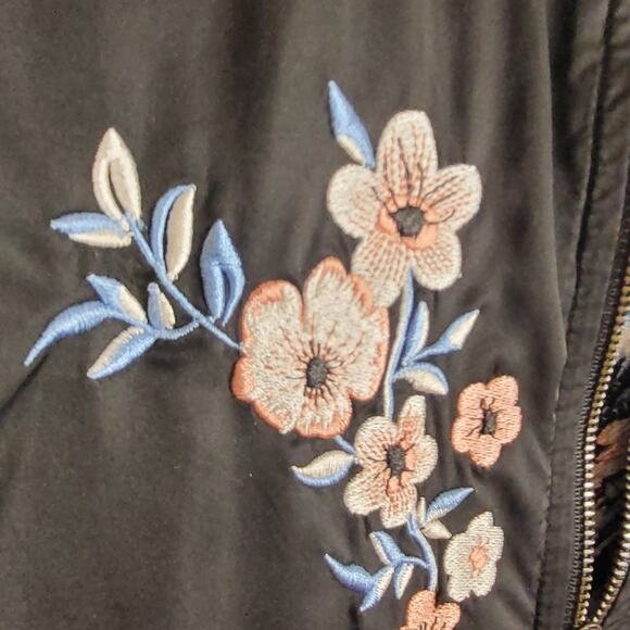 Madden NYC black satin floral embroidered jacket Size medium Y2K Boho Cottage - Picture 4 of 8